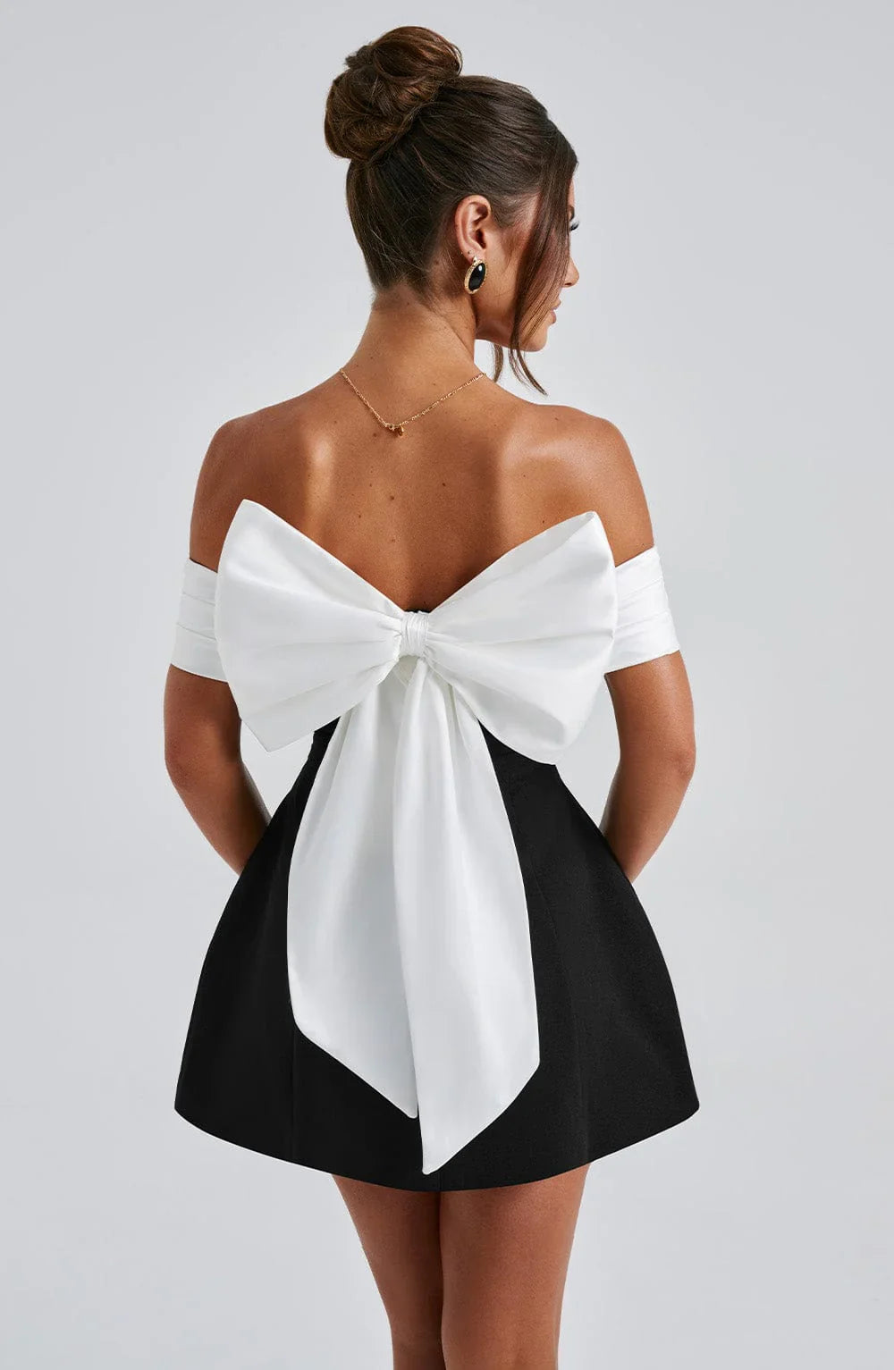 Noir Bloom | Robe Mini Élégante
