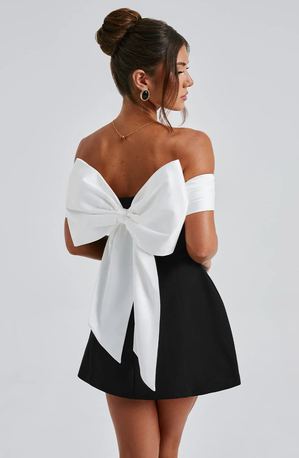 Noir Bloom | Robe Mini Élégante