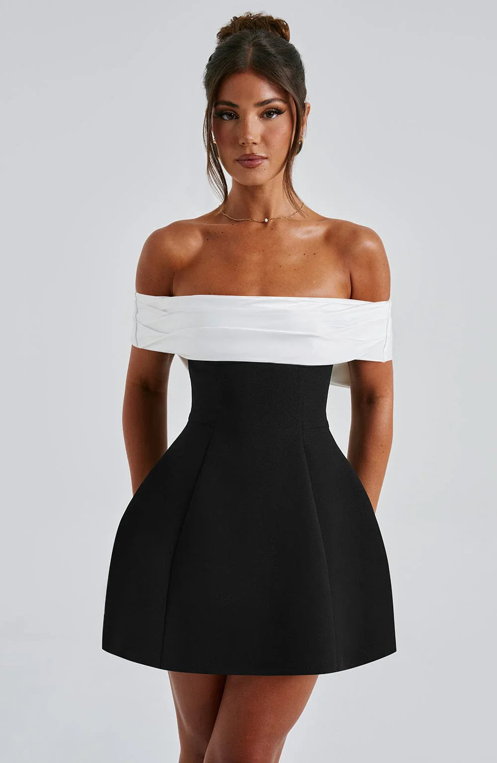 Noir Bloom | Robe Mini Élégante