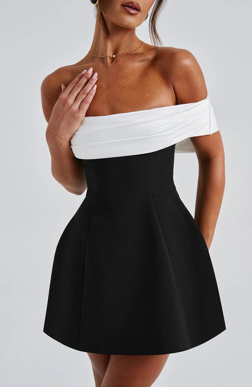 Noir Bloom | Robe Mini Élégante