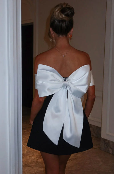 Noir Bloom | Robe Mini Élégante